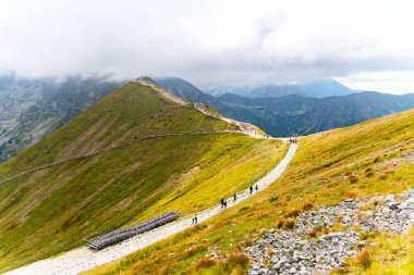 Kasprowy Wierch Polonya 'nın tepesindeki dağların manzarası.