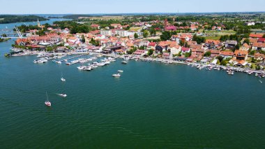 İHA 'dan Mikolajki' ye panoramik hava fotoğrafı. Güzel bir yaz öğleden sonrası tatil köyünün kıyısındaki Masurian bölgesinin başkenti. Mikolajki, Polonya, Avrupa.