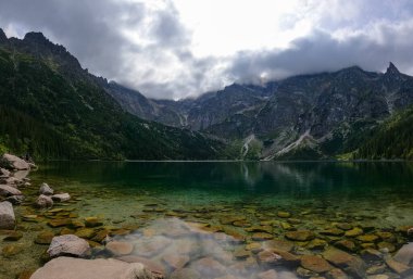 Dağ gölü zirvesi Morskie Oko Zakopane Polonya manzarası