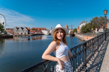 Gdansk Polonya şehrinin arka planında beyaz şapkalı kız Avrupa