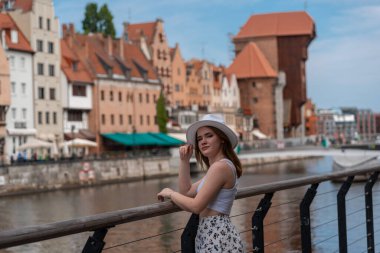 Gdansk Polonya şehrinin arka planında beyaz şapkalı kız Avrupa