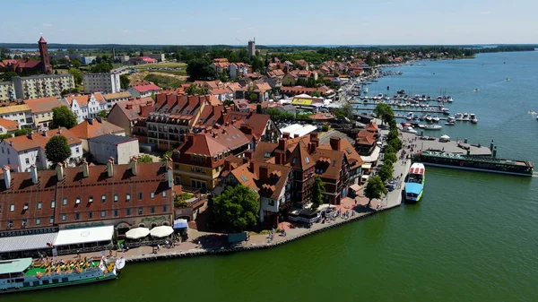 İHA 'dan Mikolajki' ye panoramik hava fotoğrafı. Güzel bir yaz öğleden sonrası tatil köyünün kıyısındaki Masurian bölgesinin başkenti. Mikolajki, Polonya, Avrupa.