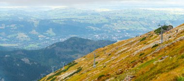 Teleferik, dağları Kasprowy Wierch Polonya 'nın tepesine taşıyor.