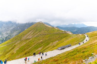 Kasprowy Wierch Polonya 'nın tepesindeki dağların manzarası.