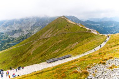 Kasprowy Wierch Polonya 'nın tepesindeki dağların manzarası.