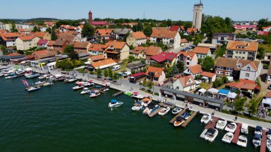 İHA 'dan Mikolajki' ye panoramik hava fotoğrafı. Güzel bir yaz öğleden sonrası tatil köyünün kıyısındaki Masurian bölgesinin başkenti. Mikolajki, Polonya, Avrupa.