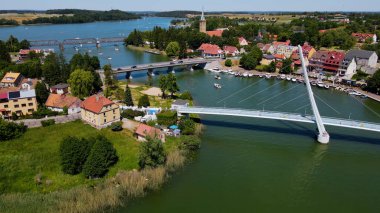 İHA 'dan Mikolajki' ye panoramik hava fotoğrafı. Güzel bir yaz öğleden sonrası tatil köyünün kıyısındaki Masurian bölgesinin başkenti. Mikolajki, Polonya, Avrupa.