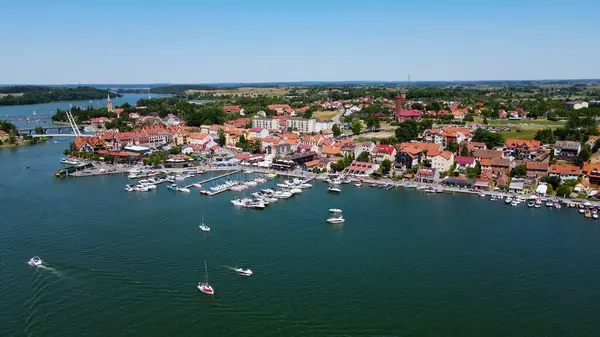 İHA 'dan Mikolajki' ye panoramik hava fotoğrafı. Güzel bir yaz öğleden sonrası tatil köyünün kıyısındaki Masurian bölgesinin başkenti. Mikolajki, Polonya, Avrupa.