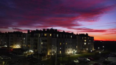 Almanya 'da günbatımında bir yerleşim yerinin panoraması