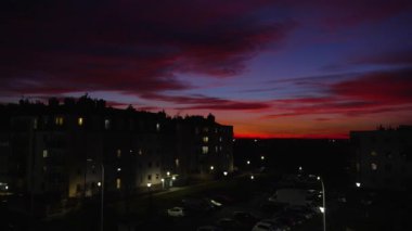 Almanya 'da günbatımında bir yerleşim yerinin panoraması