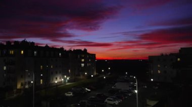 Almanya 'da günbatımında bir yerleşim yerinin panoraması