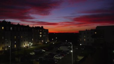 Almanya 'da günbatımında bir yerleşim yerinin panoraması