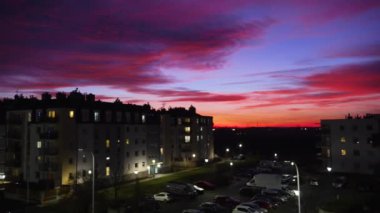 Almanya 'da günbatımında bir yerleşim yerinin panoraması