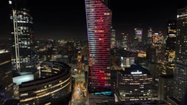 Gece panoramik iş merkezi gökdelenleri akşam aydınlanması 11 Ocak 2024 Varşova Polonya