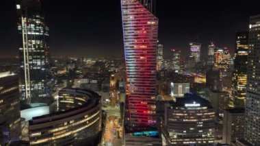 Gece panoramik iş merkezi gökdelenleri akşam aydınlanması 11 Ocak 2024 Varşova Polonya