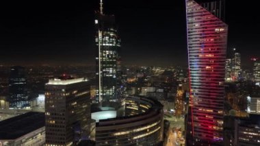 Gece panoramik iş merkezi gökdelenleri akşam aydınlanması 11 Ocak 2024 Varşova Polonya
