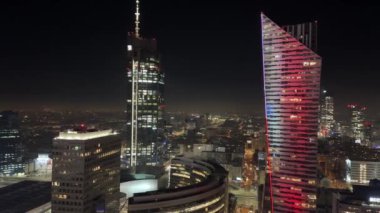 Gece panoramik iş merkezi gökdelenleri akşam aydınlanması 11 Ocak 2024 Varşova Polonya