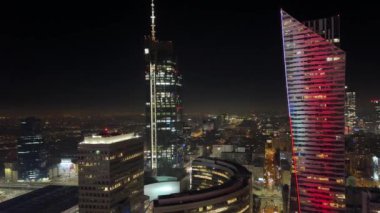 Gece panoramik iş merkezi gökdelenleri akşam aydınlanması 11 Ocak 2024 Varşova Polonya