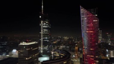 Gece panoramik iş merkezi gökdelenleri akşam aydınlanması 11 Ocak 2024 Varşova Polonya