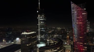 Gece panoramik iş merkezi gökdelenleri akşam aydınlanması 11 Ocak 2024 Varşova Polonya