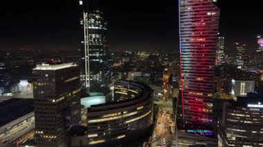 Gece panoramik iş merkezi gökdelenleri akşam aydınlanması 11 Ocak 2024 Varşova Polonya