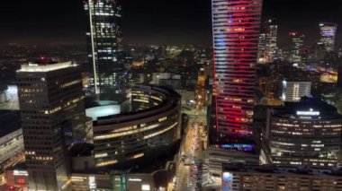 Gece panoramik iş merkezi gökdelenleri akşam aydınlanması 11 Ocak 2024 Varşova Polonya