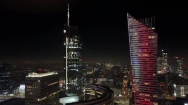 Gece panoramik iş merkezi gökdelenleri akşam aydınlanması 11 Ocak 2024 Varşova Polonya