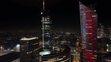 Gece panoramik iş merkezi gökdelenleri akşam aydınlanması 11 Ocak 2024 Varşova Polonya
