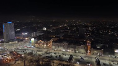 11 Ocak 2024 Varşova Polonya 'nın trafik ışıklarının ardından şehir merkezinin panoramik görüntüsü.
