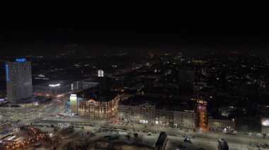11 Ocak 2024 Varşova Polonya 'nın trafik ışıklarının ardından şehir merkezinin panoramik görüntüsü.