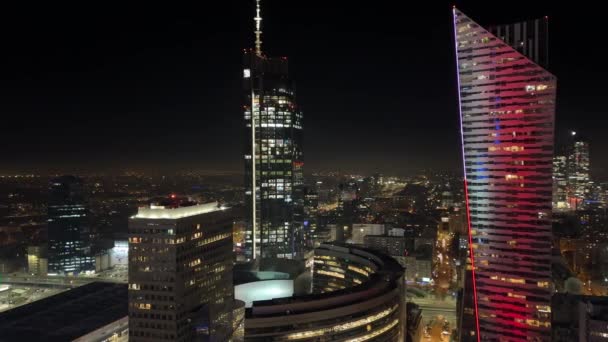 ビジネスセンター高層ビルの夜の照明のナイトパノラマビュー 2024 ワルシャワ ポーランド — ストック動画