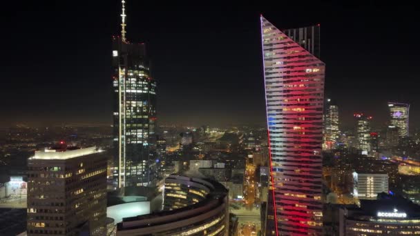ビジネスセンター高層ビルの夜の照明のナイトパノラマビュー 2024 ワルシャワ ポーランド — ストック動画