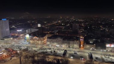 11 Ocak 2024 Varşova Polonya 'nın trafik ışıklarının ardından şehir merkezinin panoramik görüntüsü.