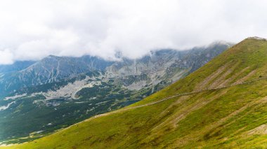 Kasprowy Wierch Polonya 'nın tepesindeki dağların manzarası.
