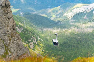 Teleferik, dağları Kasprowy Wierch Polonya 'nın tepesine taşıyor.