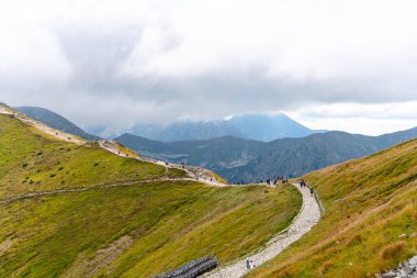 Kasprowy Wierch Polonya 'nın tepesindeki dağların manzarası.