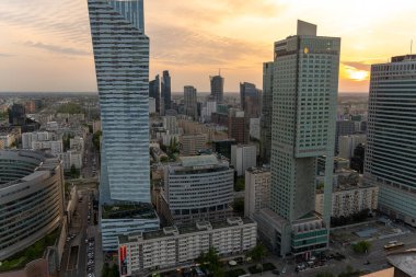 Modern gökdelenlerin ve Varşova 'daki iş merkezlerinin panoramik manzarası. Şehir merkezinin yukarıdan görünüşü. Varşova, Polonya, 30 Haziran 2023