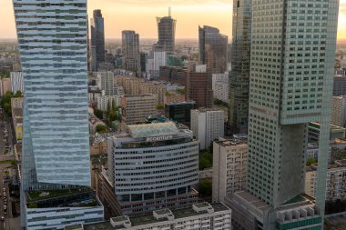 Modern gökdelenlerin ve Varşova 'daki iş merkezlerinin panoramik manzarası. Şehir merkezinin yukarıdan görünüşü. Varşova, Polonya, 30 Haziran 2023