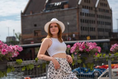 Gdansk Polonya şehrinin arka planında beyaz şapkalı kız Avrupa