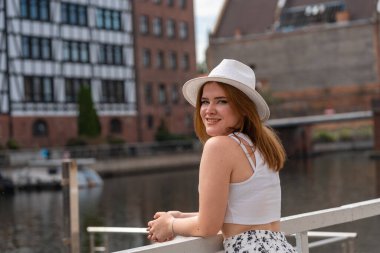 Gdansk Polonya şehrinin arka planında beyaz şapkalı kız Avrupa