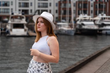 Gdansk Polonya şehrinin arka planında beyaz şapkalı kız Avrupa