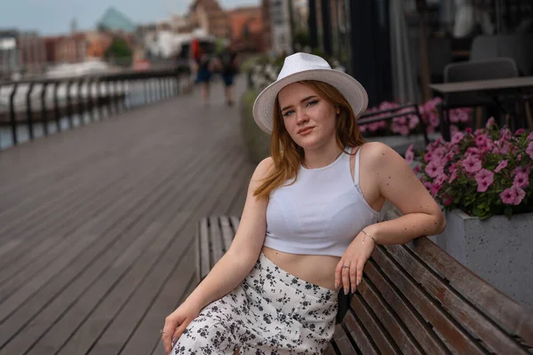 Mädchen Mit Weißem Hut Auf Dem Hintergrund Der Stadt Danzig Stockfoto