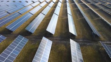 Temiz elektrik üretmek için birçok sıra güneş fotovoltaik paneli olan büyük bir enerji santralinin havadan görünüşü. Sıfır emisyonlu yenilenebilir elektrik