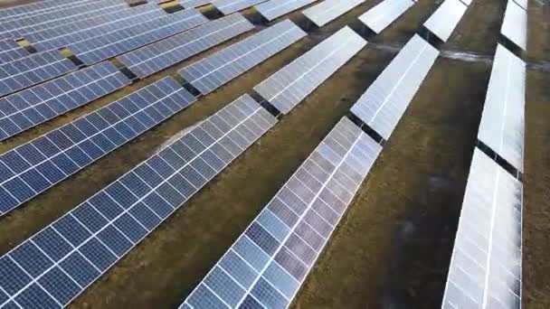 Вид Воздуха Большую Электростанцию Большим Количеством Рядов Солнечных Фотоэлектрических Панелей — стоковое видео