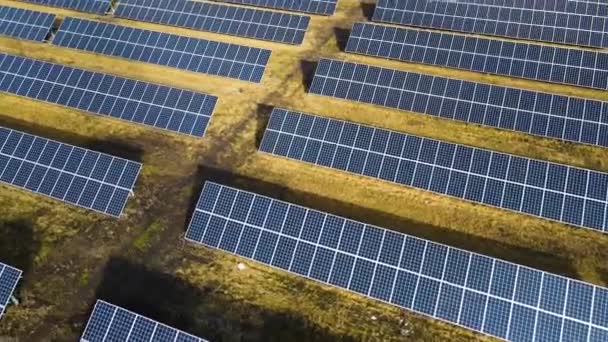 Вид Воздуха Большую Электростанцию Большим Количеством Рядов Солнечных Фотоэлектрических Панелей — стоковое видео