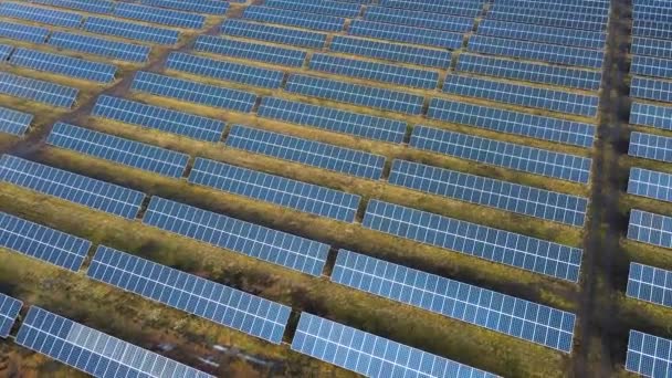 从空中俯瞰一座大型发电厂 拥有多排太阳能光伏电池板来生产清洁的电力 零排放可再生能源 — 图库视频影像