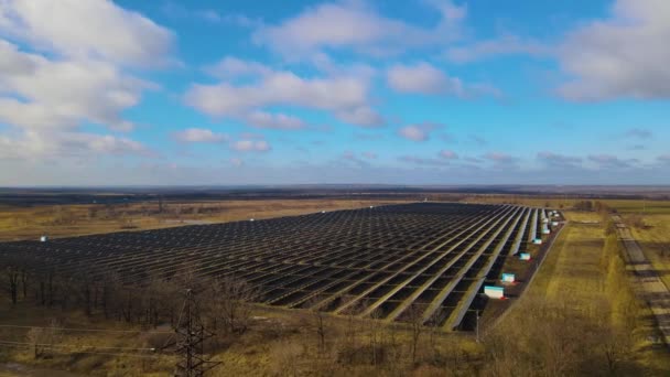 Luchtfoto Van Een Grote Elektriciteitscentrale Met Vele Rijen Zonnepanelen Schone — Stockvideo
