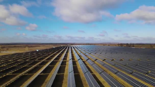 クリーンな電気を生産するために太陽光発電パネルの多くの列を持つ大規模な発電所の空中ビュー 排出ゼロの再生可能エネルギー — ストック動画