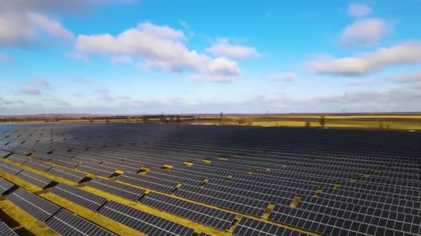 Temiz Elektrik Üretmek Için Birçok Sıra Güneş Fotovoltaik Paneli Olan — Stok video