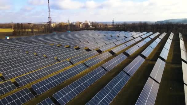 Letecký Pohled Velkou Elektrárnu Mnoha Řadami Solárních Fotovoltaických Panelů Pro — Stock video
